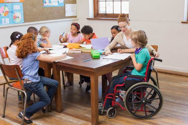 Classe avec une élève en situation de handicap