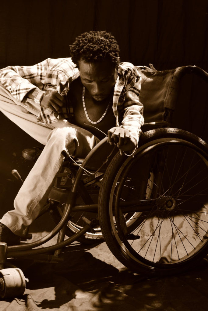 personne handi en fauteuil couleurs sépia, son corps est en mouvement