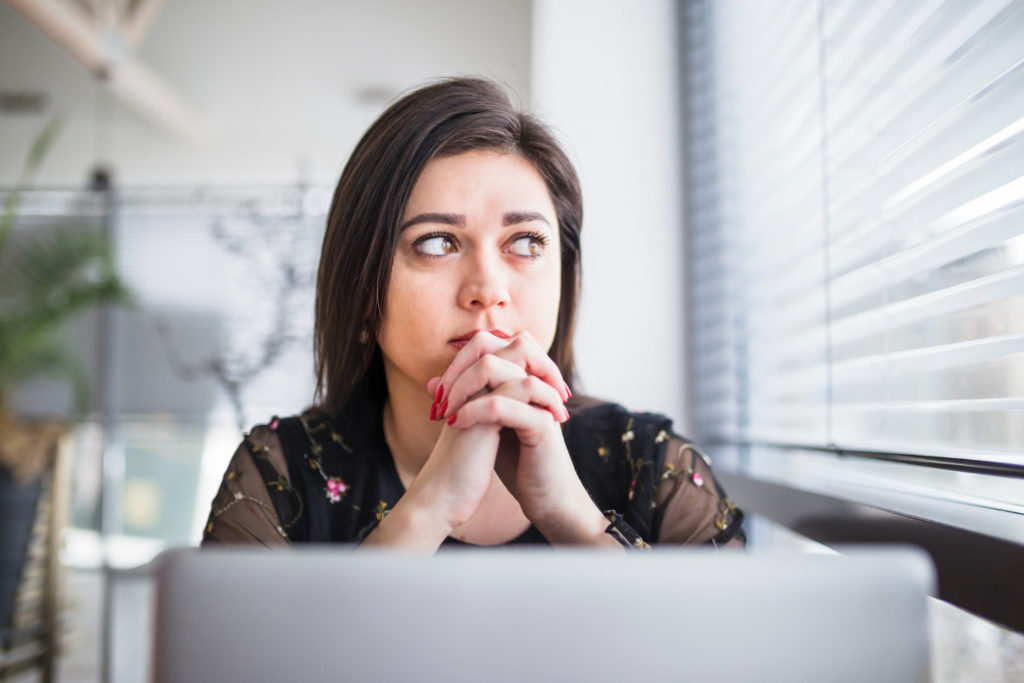 personne semblant angoissée au travail