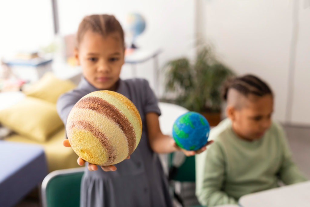 Enfants jouant avec des planètes DIY