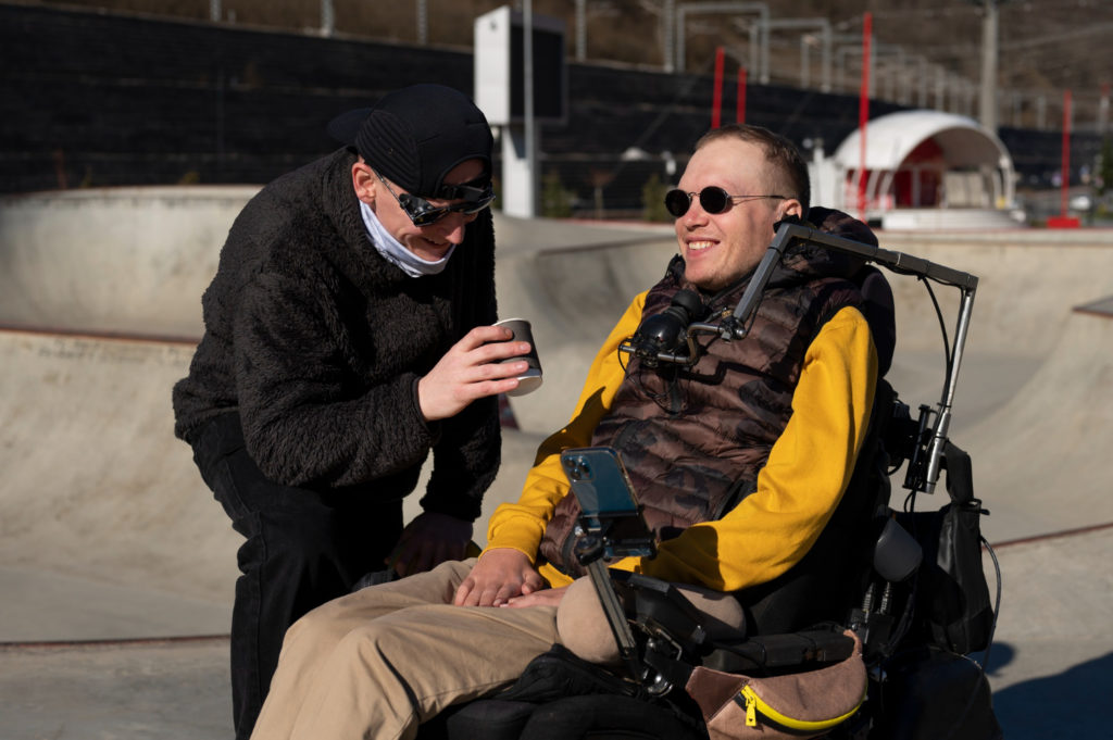 Personne handicapée avec une personne valide