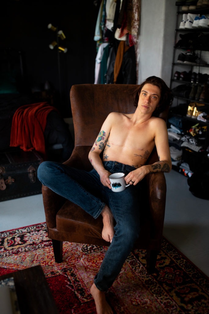 Personne transgenre torse nu illustrant un corps sortant des standards dits classiques