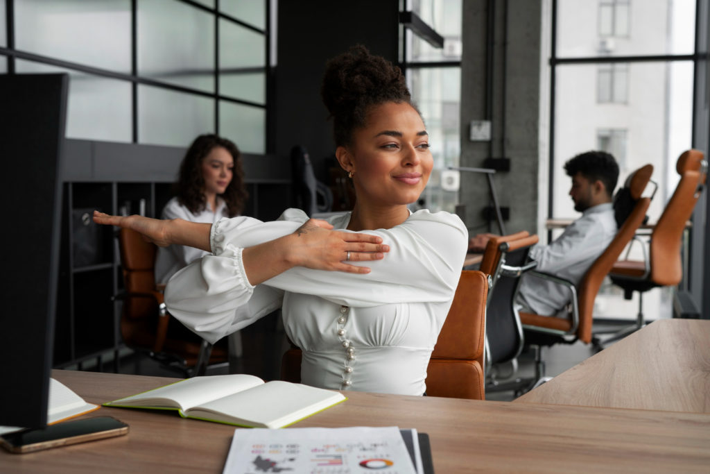 Personne s'étirant au travail