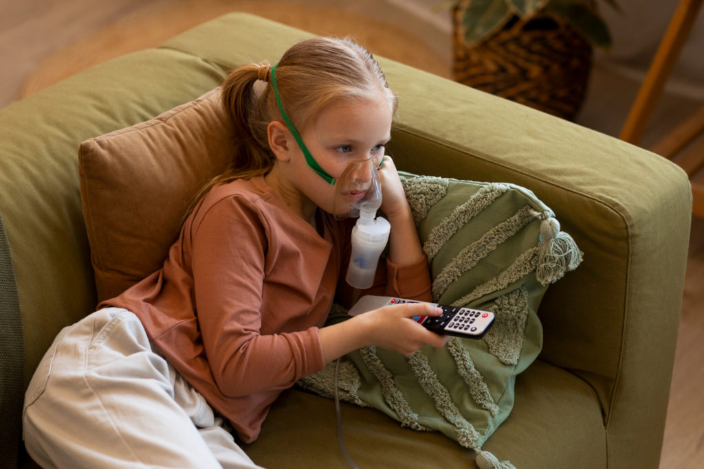 Enfant regardant la télé