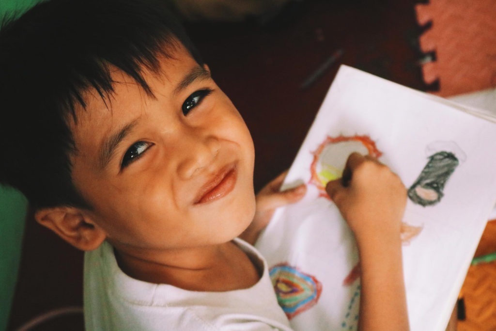Enfant dessinant