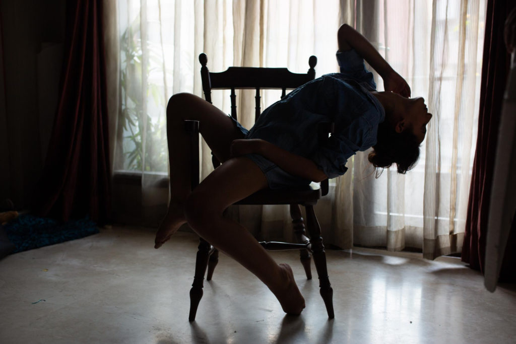 Silhouette de femme sur une chaise en mode "boudoir" illustrant un corps en mouvement