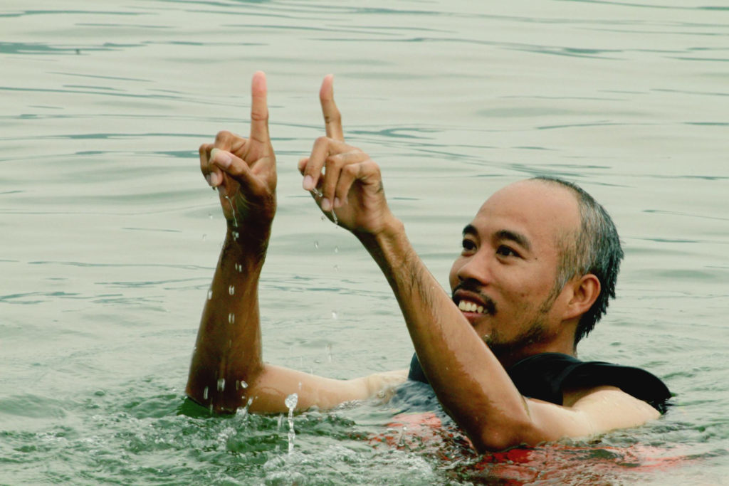 Professeur de natation dans l'eau
