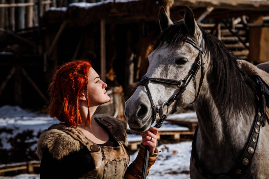 Femme à côté d'un cheval