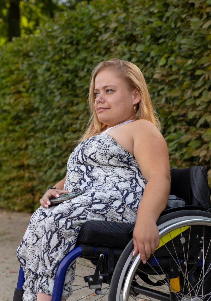 Femme handi en fauteuil prenant la pause