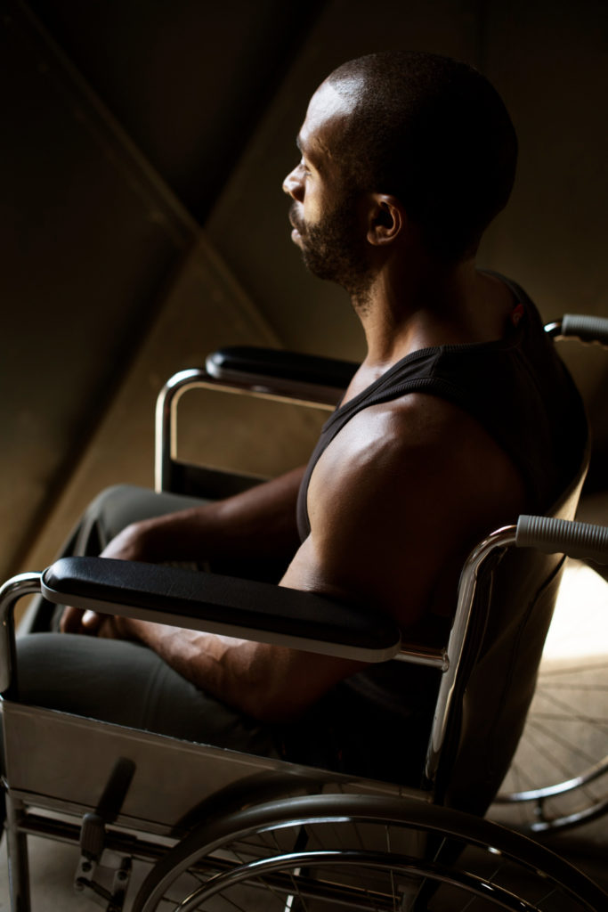 Homme noir en fauteuil roulant, photo artistique
