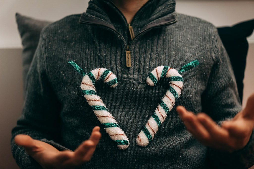 Une personne avec des décorations de Noël sur son pull