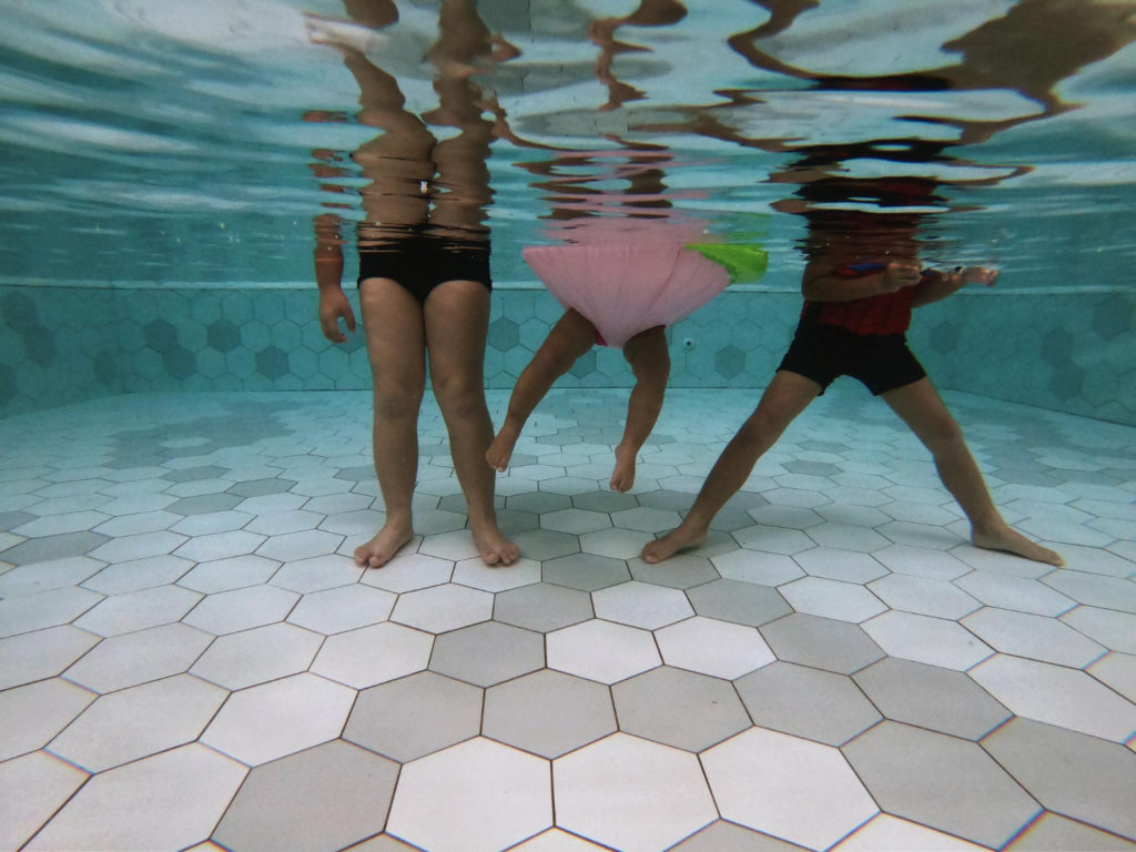 Personnes de plusieurs âges dans l'eau 