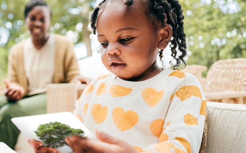 Enfant qui lit un imagier MIRA