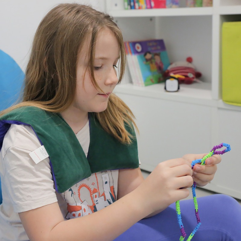 Enfant jouant avec un fidget Twiddle