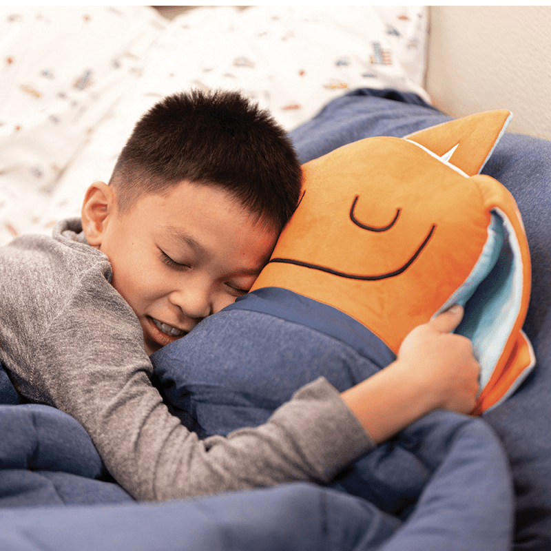 Enfant avec une peluche  lestée