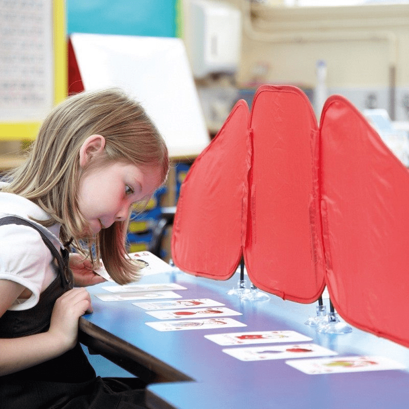 Fille utilisant Barrière Pop-up