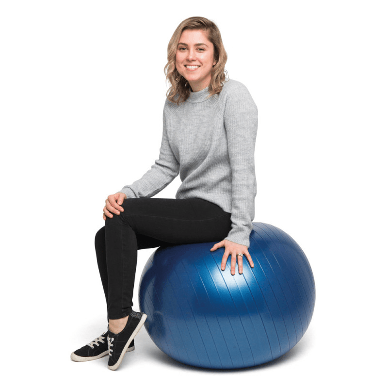 Femme sur ballon d'assise dynamique