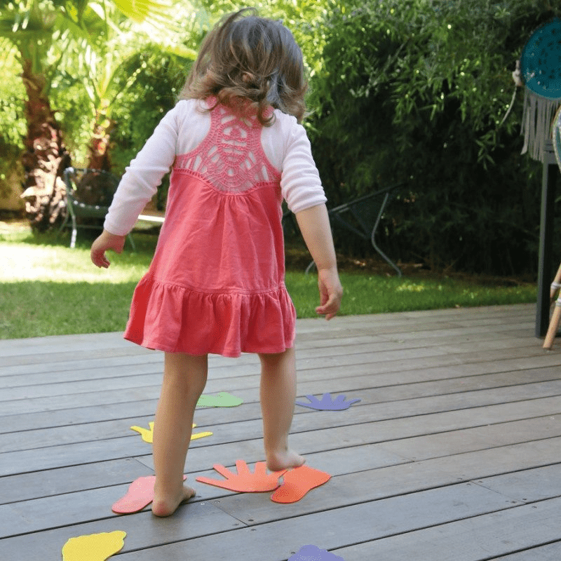 Fillette sur marquages pieds