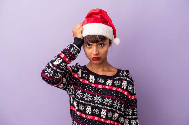 Adulte faisant la moue en pull de noël