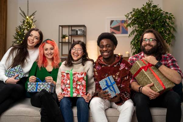 Groupe de personnes diverses tenant des cadeaux que l'on espère inclusifs