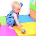 Enfant jouant sur un décor coloré