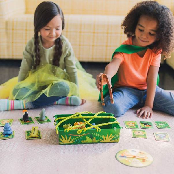 Enfants jouant avec le jeu Jungle (sélection cadeaux inclusifs)