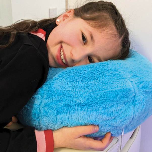 Enfant sur un coussin vibrant (sélection cadeaux inclusifs)