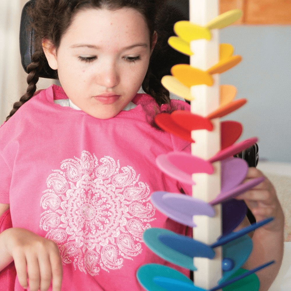 Jade jouant avec un toboggan à billes
