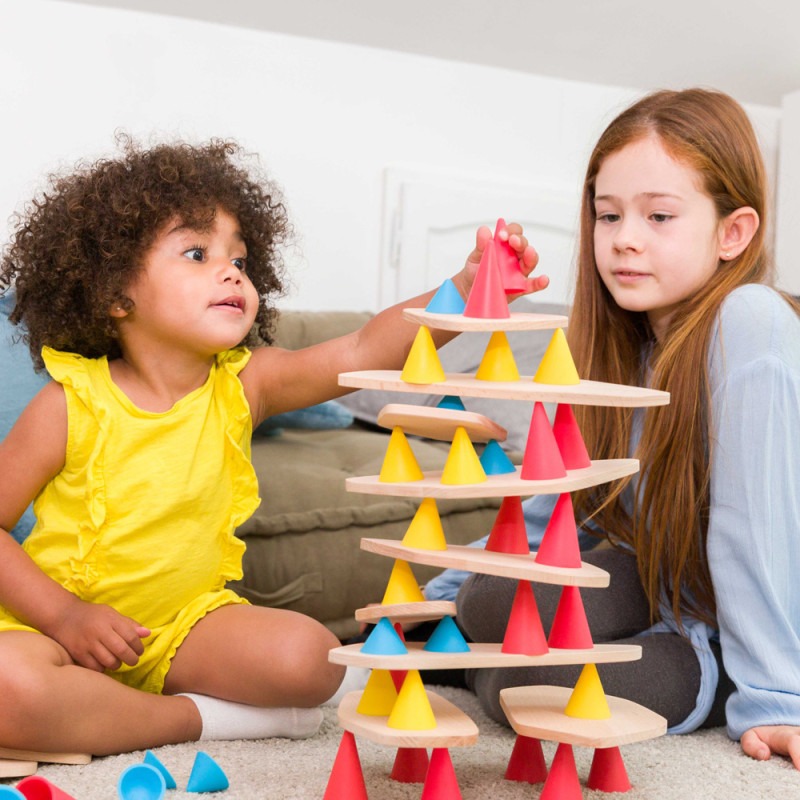 Enfants jouant avec le jouet PIKS