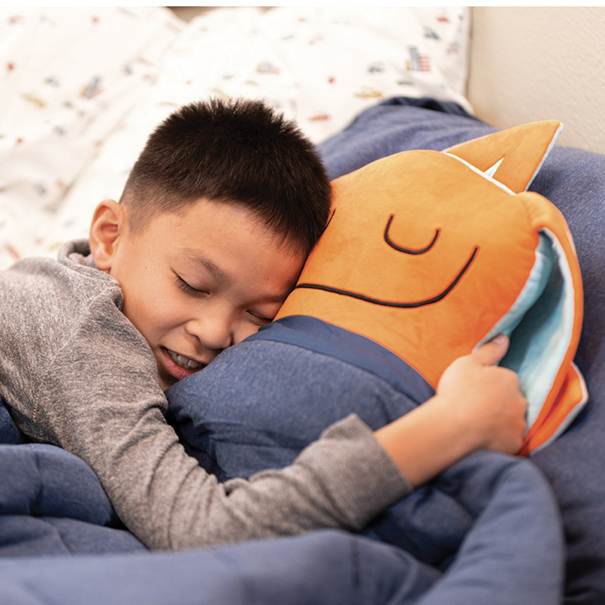 Enfant contre un doudou lesté