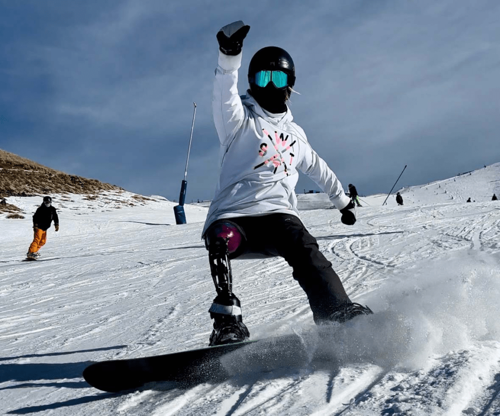 Sophie Loubet amputée faisant du snowboard, illustration sport et handicap