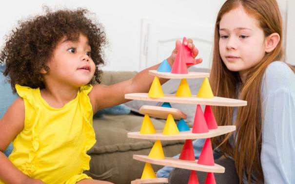 En fant jouant à Piks