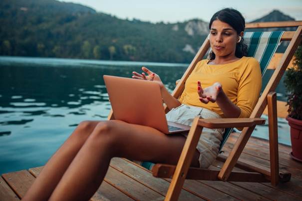 Personne en freelance au bord d'un lac