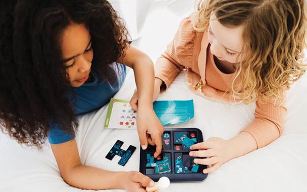 Deux filles jouant à un jeu de société