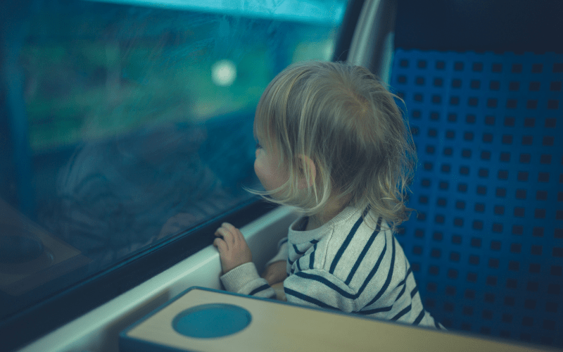 Enfant qui regarde à travers la fenêtre du train