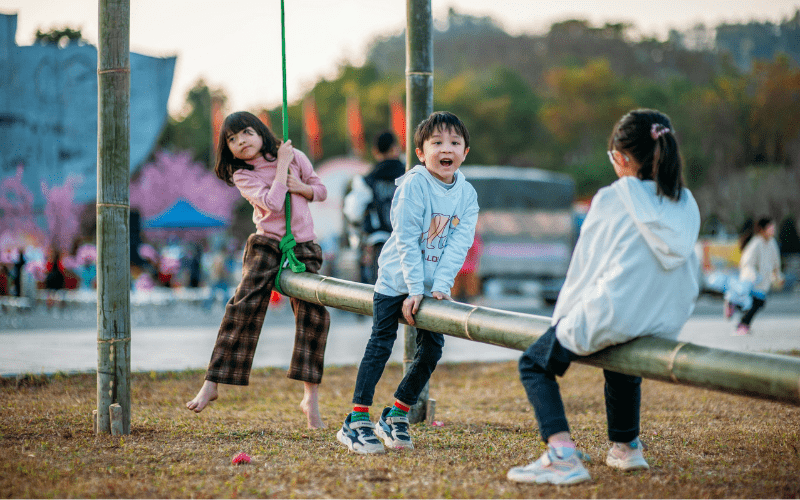Enfants qui jouent en extérieur
